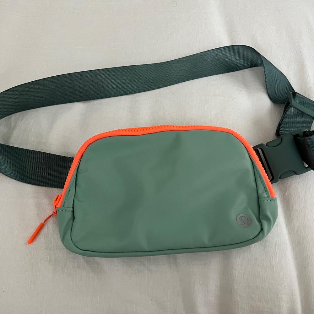NWT Lululemon Everywhere Belt Bag ATGN/TIDT